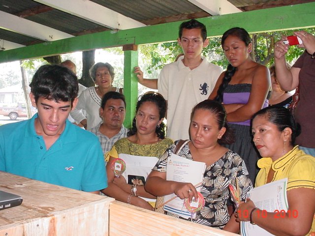 Miembros del jurado y padres de familia observan al estudiante de V Ano Erick Correa